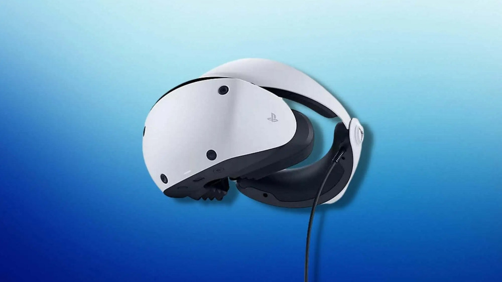 Casque de réalité virtuelle PlayStation VR2 blanc et noir, présenté de trois quarts sur un fond dégradé bleu, avec son câble visible et le logo PlayStation sur le côté.