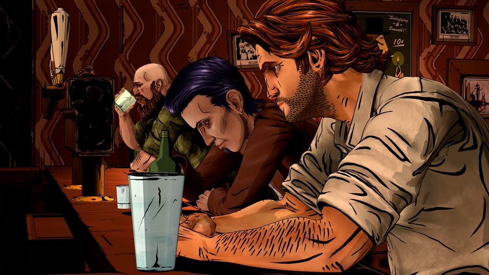 Capture de The Wolf Among Us au style bande dessinée montrant Bigby Wolf assis au comptoir d’un bar, l’air pensif, aux côtés d’une femme aux cheveux violets penchée sur le comptoir. À l’arrière-plan, un homme chauve et barbu boit dans un verre.