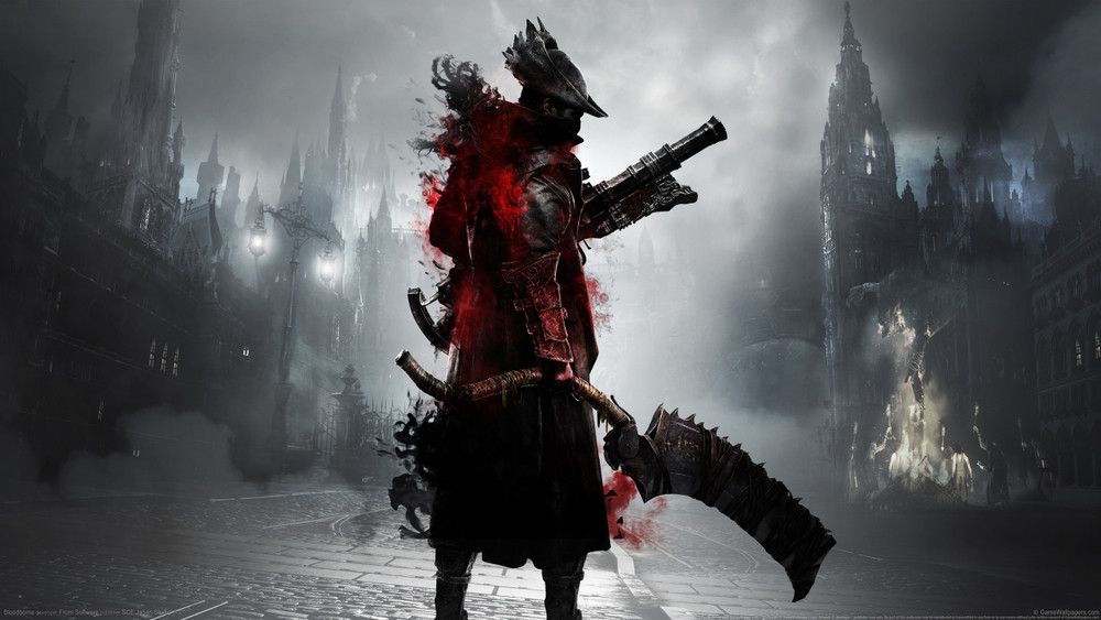 Visuel sombre de Bloodborne montrant un chasseur de dos, vêtu d’un long manteau et d’un tricorne, armé d’un imposant couperet et d’une arme à feu. Une aura rouge et noire se dégage de son corps, devant les hautes architectures gothiques d’une ville noyée dans la brume.
