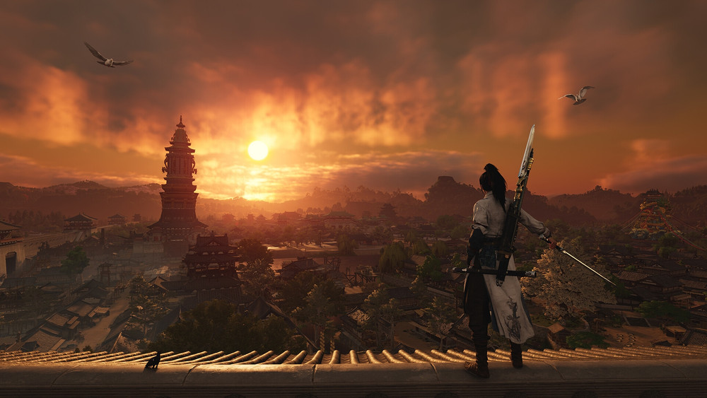 Capture de jeu montrant un guerrier armé debout sur un toit, contemplant une vaste cité d’inspiration chinoise au coucher du soleil. Une haute pagode domine les bâtiments tandis que des oiseaux survolent le paysage baigné d’une lumière orangée.