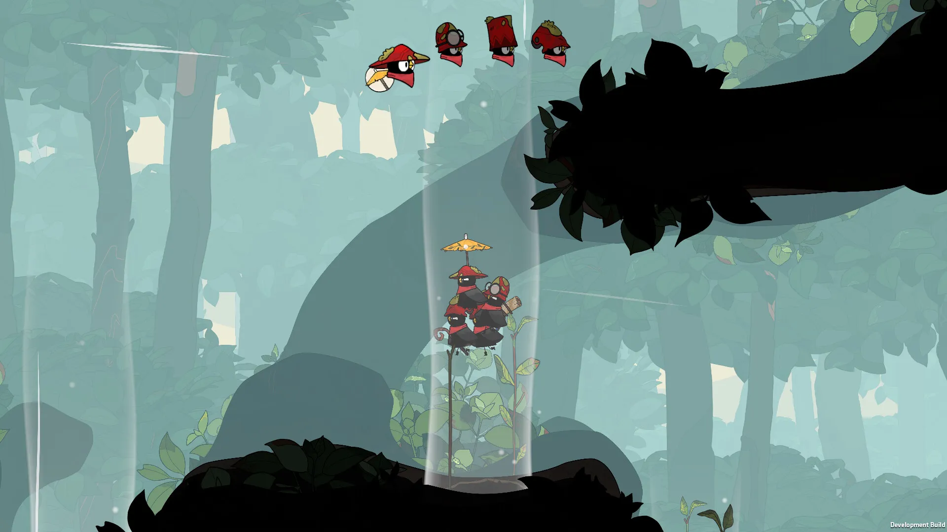 Capture d’un jeu vidéo au style dessiné montrant quatre petits oiseaux en tenue rouge et noire empilés sous un minuscule parapluie, portés vers le haut par un courant d’air dans une forêt brumeuse aux arbres et plantes géants.