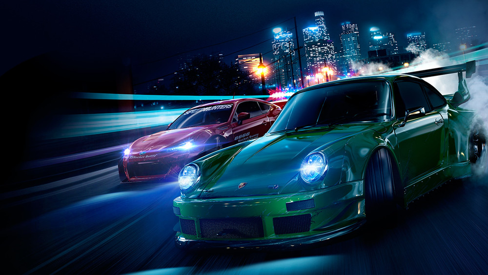 Visuel promotionnel d’un jeu de course montrant une Porsche verte et une voiture sportive rouge lancées à grande vitesse sur une route urbaine de nuit. Les phares bleutés, les traînées lumineuses, la fumée des pneus et les gratte-ciel éclairés en arrière-plan renforcent l’ambiance de course clandestine et de dérapage.