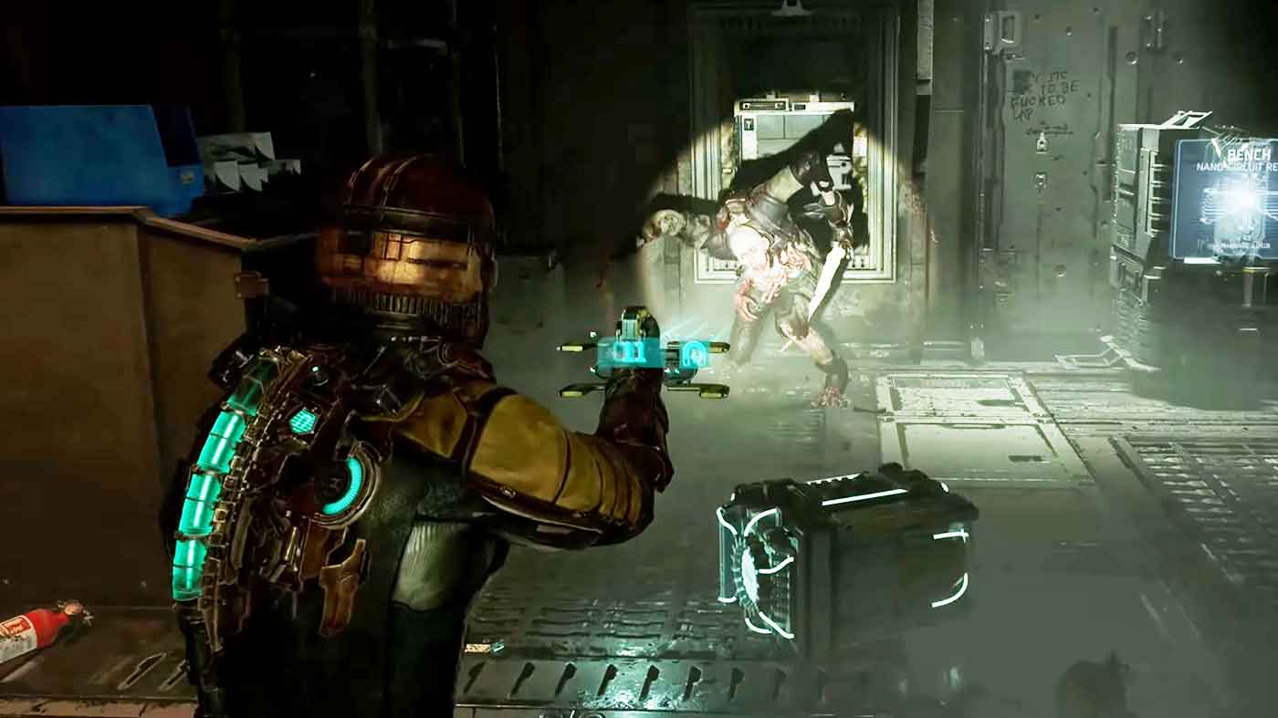 Capture d’écran du jeu Dead Space Remake montrant le protagoniste, Isaac Clarke, en armure futuriste, visant une créature mutante avec une arme à énergie dans un couloir sombre et métallique d’un vaisseau spatial. L’éclairage est tamisé, renforçant l’ambiance oppressante et horrifique. La créature, un nécromorphe mutilé avec des membres difformes, surgit depuis une porte, baignée par le faisceau lumineux de la lampe d’Isaac. À droite, un terminal lumineux est visible, ainsi que des détails mécaniques et technologiques qui soulignent l’environnement de science-fiction. L’atmosphère est tendue, marquée par le danger imminent.