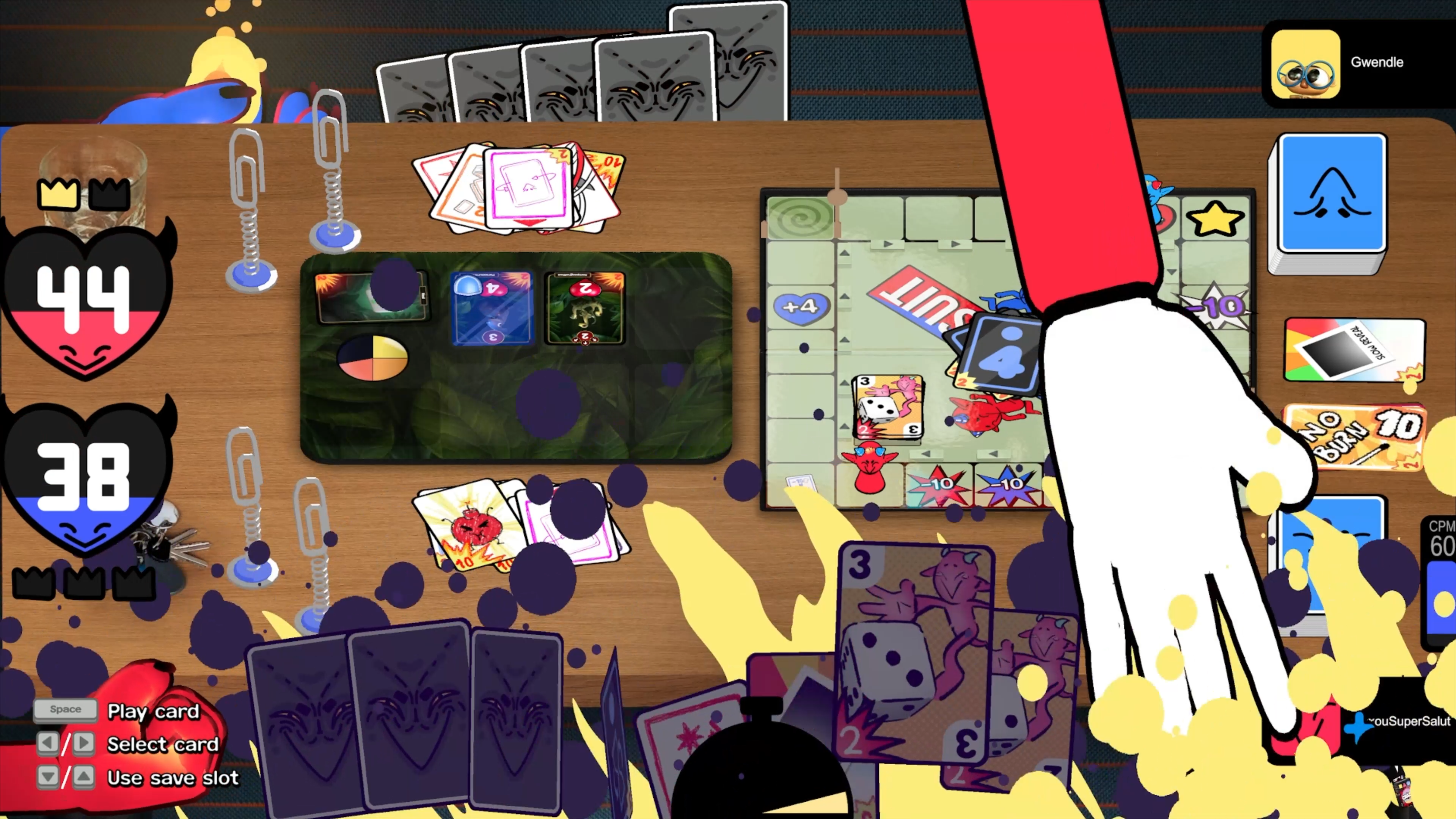 Gameplay de Cardburners avec plusieurs plateaux de jeu, des cartes en main, les scores des joueurs et une grande main blanche posant une carte sur la table.