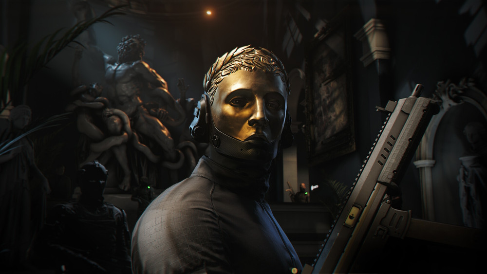 Visuel sombre de style jeu d’action ou infiltration montrant un personnage en combinaison noire portant un masque doré inspiré de l’Antiquité et un casque audio. Il tient une arme futuriste dans un bâtiment luxueux rempli de statues classiques, dont une sculpture monumentale en arrière-plan. L’éclairage dramatique met en contraste l’esthétique gréco-romaine et l’équipement tactique moderne.