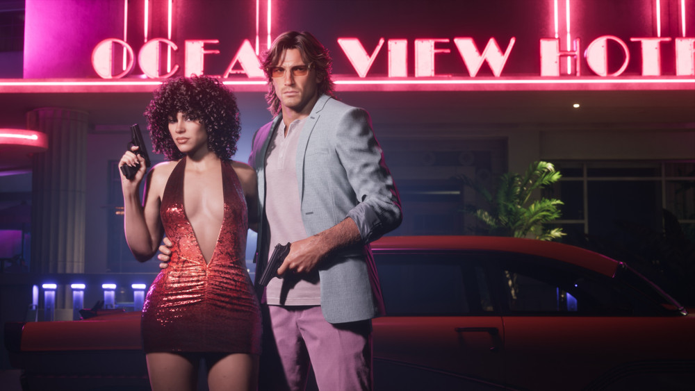 Visuel promotionnel inspiré de GTA VI montrant un homme et une femme posant devant une voiture de sport à l’entrée d’un hôtel éclairé par des néons roses. Les deux personnages tiennent un pistolet, dans une ambiance nocturne évoquant le crime organisé et le style rétro de Vice City.