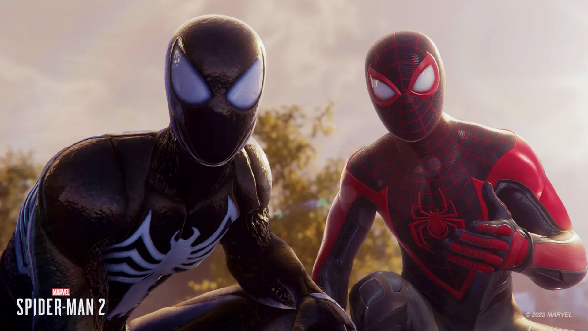 Image promotionnelle du jeu Marvel's Spider-Man 2. On y voit deux Spider-Men côte à côte : Peter Parker à gauche portant le costume noir symbiotique avec une araignée blanche sur la poitrine, et Miles Morales à droite dans son costume noir et rouge avec des motifs en forme de toile. Tous deux regardent en direction du spectateur avec un fond flou de ciel et d’arbres. Le logo du jeu est visible en bas à gauche, avec la mention ©2023 MARVEL.