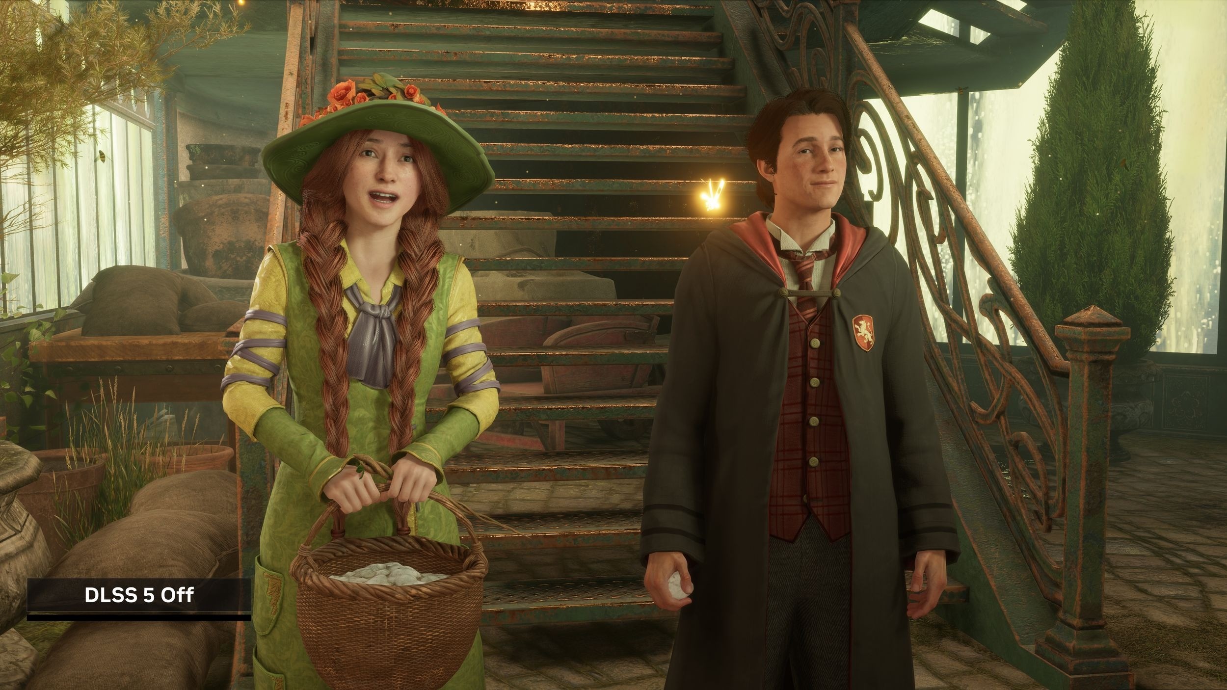 Capture de jeu montrant deux élèves de Poudlard devant un grand escalier : une jeune fille rousse en tenue verte tient un panier, tandis qu’un garçon porte une robe de sorcier aux couleurs de Gryffondor. La mention DLSS 5 On apparaît en bas à droite.