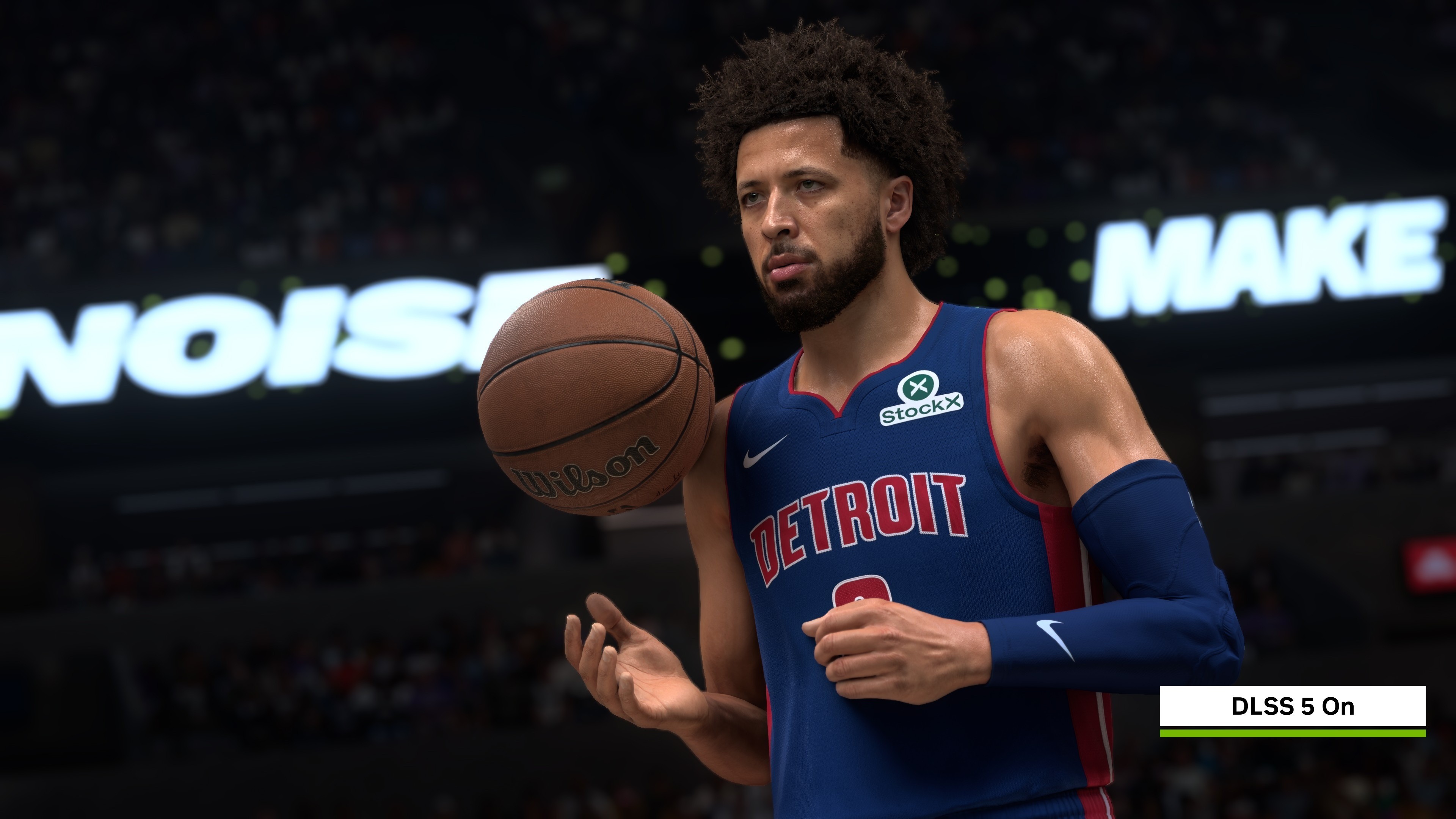 Comparaison graphique de NBA 2K27 montrant le même joueur de Detroit avec un ballon sur le terrain : à gauche, DLSS 5 désactivé, et à droite, DLSS 5 activé. Les deux captures mettent en avant le rendu du joueur, de son maillot et de l’éclairage.