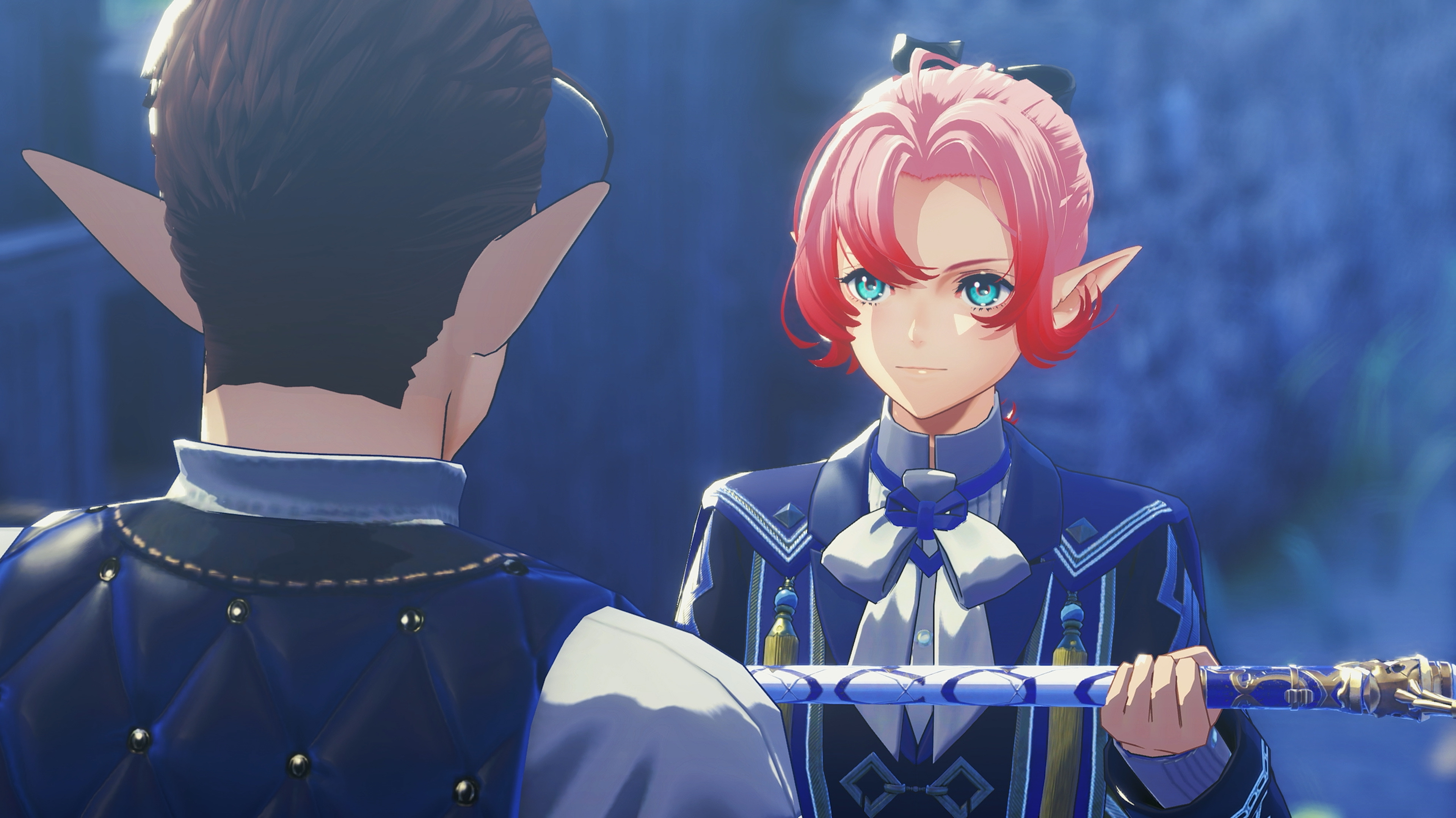 Capture d’écran d’un jeu vidéo de style JRPG montrant une jeune femme aux cheveux roses et aux oreilles pointues, vêtue d’un uniforme bleu, face à un personnage vu de dos. Elle tient une arme ou un bâton orné dans une scène cinématique à l’ambiance bleutée et solennelle.