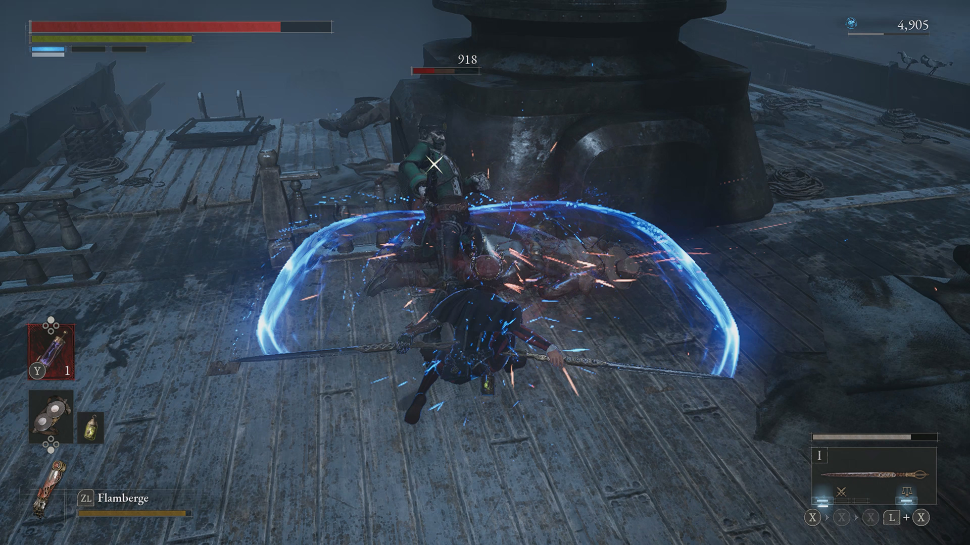 Capture d’écran de Lies of P montrant un combat sur le pont sombre d’un navire, avec le personnage du joueur frappant un ennemi à l’aide d’une arme longue. Un arc d’énergie bleue accompagne l’attaque, tandis que l’interface affiche les barres de vie, l’arme équipée et la monnaie en haut à droite.