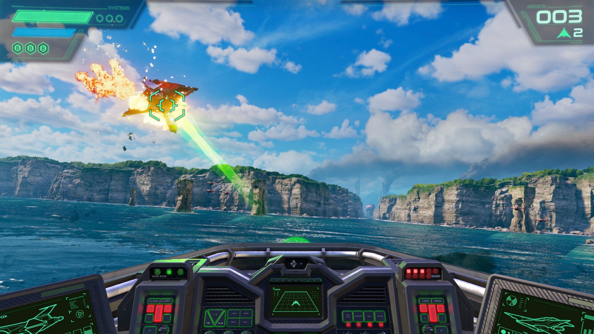 Capture de jeu en vue cockpit montrant un chasseur Arwing de Star Fox verrouillant un appareil ennemi au-dessus de l’océan. Un rayon laser vert frappe la cible en flammes, tandis que des falaises bordent le littoral sous un ciel bleu nuageux. L’interface affiche un réticule de visée, des jauges de systèmes et la mission 003 en cours.