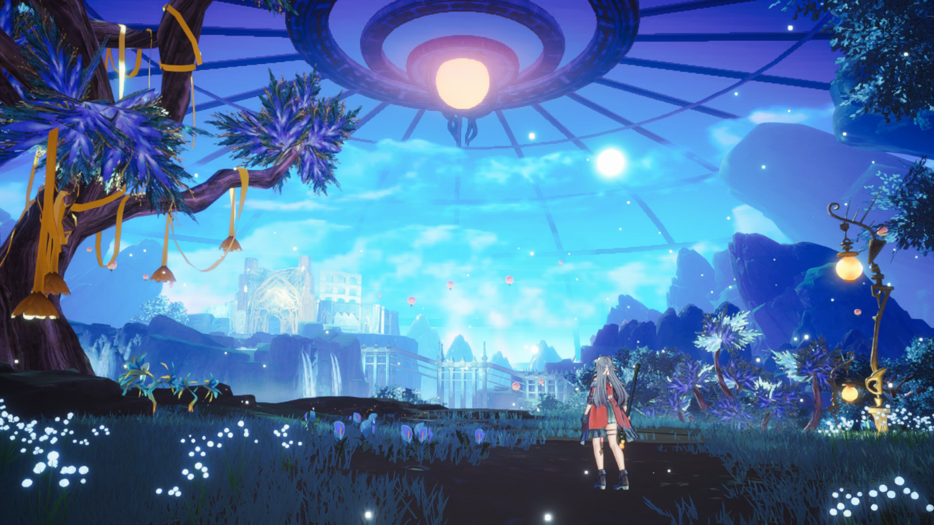 Capture d’écran d’Atelier Karia montrant une héroïne observant un vaste paysage fantastique baigné de lumière bleue. Des arbres et fleurs luminescents entourent le chemin, tandis qu’une cité blanche apparaît au loin sous une immense structure circulaire suspendue dans le ciel.
