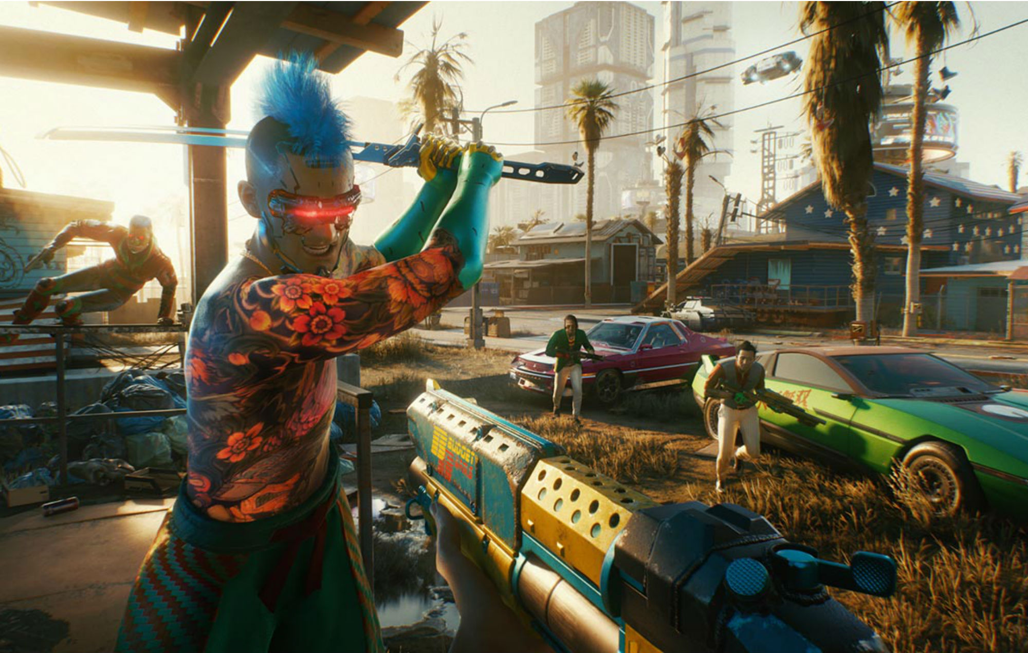 Scène de combat spectaculaire en vue à la première personne tirée du jeu Cyberpunk 2077, se déroulant dans un quartier ensoleillé de Night City. Au premier plan, un ennemi torse nu, au crâne rasé avec une crête bleue, arbore de nombreux tatouages floraux colorés sur le corps et porte des lunettes cybernétiques rouges luminescentes. Il lève deux katanas chromés au-dessus de sa tête, prêt à frapper. Le joueur vise cet adversaire avec un fusil futuriste jaune et bleu, bardé de détails techniques et de texte en style néon. À l’arrière-plan, d'autres membres du gang foncent vers le joueur. Un acrobate cybernétique en combinaison rouge bondit depuis une plateforme à gauche, tandis que deux autres individus armés sortent de derrière des voitures sportives colorées — l'une verte, l'autre rose. Des palmiers, des bâtiments bas, et de gigantesques gratte-ciel futuristes baignent dans une lumière dorée de fin de journée. On aperçoit également un véhicule aérien flottant au loin. L’esthétique est typiquement cyberpunk, mêlant haute technologie, chaos urbain, néons criards, et violence de rue. L’image illustre parfaitement l’ambiance tendue, flashy et immersive de Cyberpunk 2077, où le joueur navigue entre combat rapproché, fusillades et survie dans une société dystopique ultra-connectée.