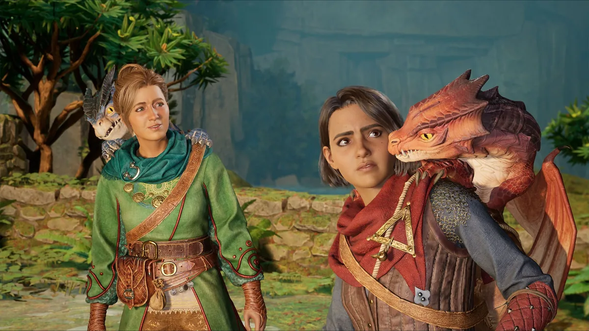Image tirée de Split fiction, montrant deux personnages dans un décor verdoyant et mystique. À gauche, une femme blonde vêtue d’une tunique verte ornée de médaillons dorés sourit, avec un petit dragon bleu et blanc perché sur son épaule. À droite, une femme aux cheveux courts et bruns, habillée d’une tenue en cuir et d’une écharpe rouge, affiche une expression méfiante tandis qu’un dragonnet rouge aux yeux perçants repose sur son épaule. L’environnement rappelle les paysages enchanteurs de la saga Dragon Age, mêlant ruines anciennes et nature luxuriante. L’image illustre un univers heroic fantasy riche en magie et en créatures fantastiques.