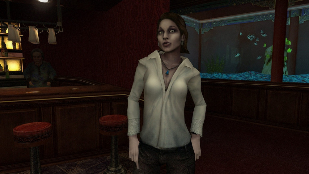 Capture de jeu montrant une femme en chemisier blanc dans un bar sombre aux boiseries rouges, devant un comptoir et un grand aquarium rempli de poissons.