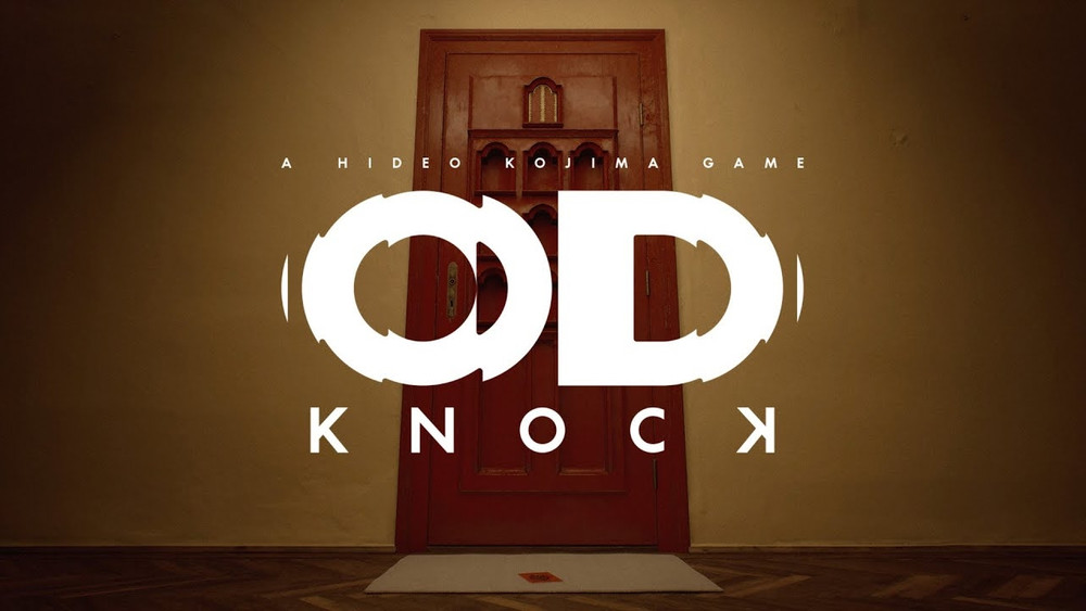 Affiche teaser du jeu 'OD' de Hideo Kojima. L’image montre une porte en bois rouge ornée de motifs sculptés, située au centre d’un mur beige faiblement éclairé. Devant la porte, un tapis clair est posé sur un parquet en bois sombre. Le logo du jeu, 'OD', est affiché en grand en lettres blanches stylisées au centre de l’image, avec le mot 'KNOCK' en dessous, les lettres 'K' étant inversées. En haut de l’image, on peut lire 'A Hideo Kojima Game' en lettres capitales discrètes. L’ambiance générale est mystérieuse, avec une atmosphère légèrement inquiétante, typique des productions de Kojima.