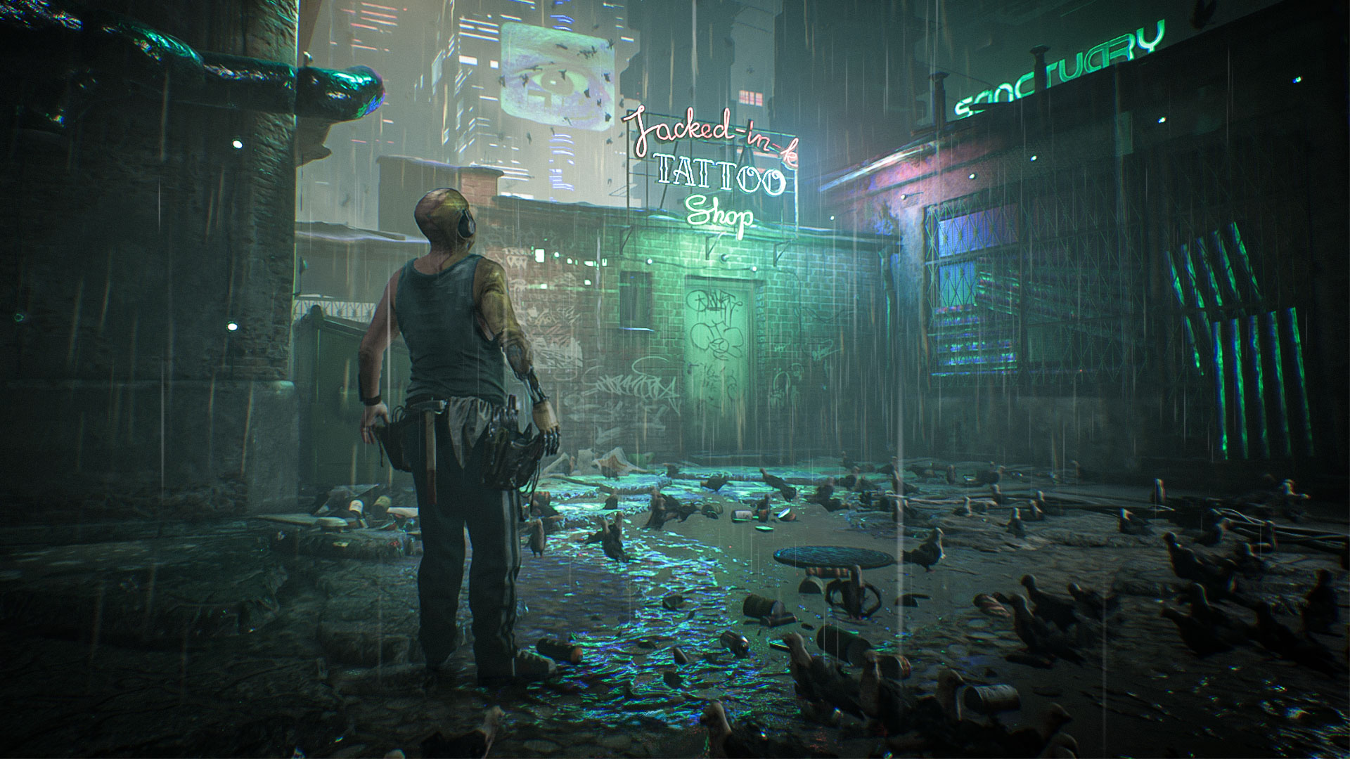Capture d’écran d’Observer: System Redux montrant un homme de dos dans une ruelle cyberpunk sombre et détrempée par la pluie. Des néons verts et roses illuminent un salon de tatouage, des immeubles futuristes et un sol jonché de déchets, avec de nombreux oiseaux noirs renforçant l’ambiance oppressante et dystopique.