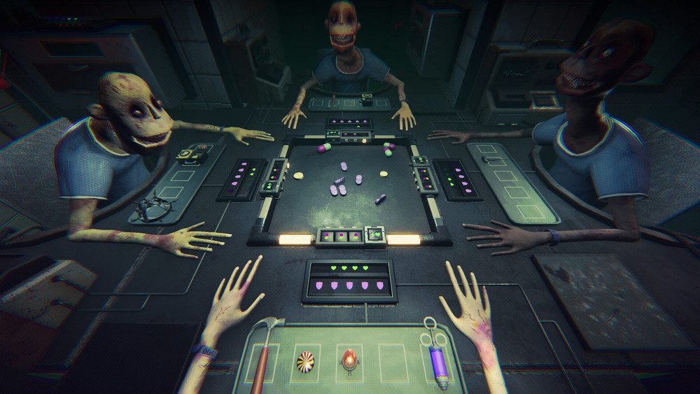 Scène étrange et dérangeante issue d’un jeu vidéo en vue à la première personne, où quatre créatures humanoïdes à la peau pâle, aux visages déformés et aux sourires angoissants sont réunies autour d'une table futuriste rappelant un jeu de société ou une expérience médicale. Le joueur, dont les bras sont visibles au premier plan, semble participer à une partie où des capsules, pilules et objets médicaux sont placés au centre de la table. Chaque participant possède un tableau de bord individuel affichant des symboles de santé et d'énergie, suggérant une mécanique de jeu liée à la survie ou à la manipulation psychologique. L’ambiance est glauque, accentuée par l’éclairage verdâtre, les expressions grotesques des personnages, et l’environnement de laboratoire ou d’asile, évoquant un univers dystopique mêlant horreur, stratégie et satire, proche d’un style visuel psychédélique ou cyberpunk.