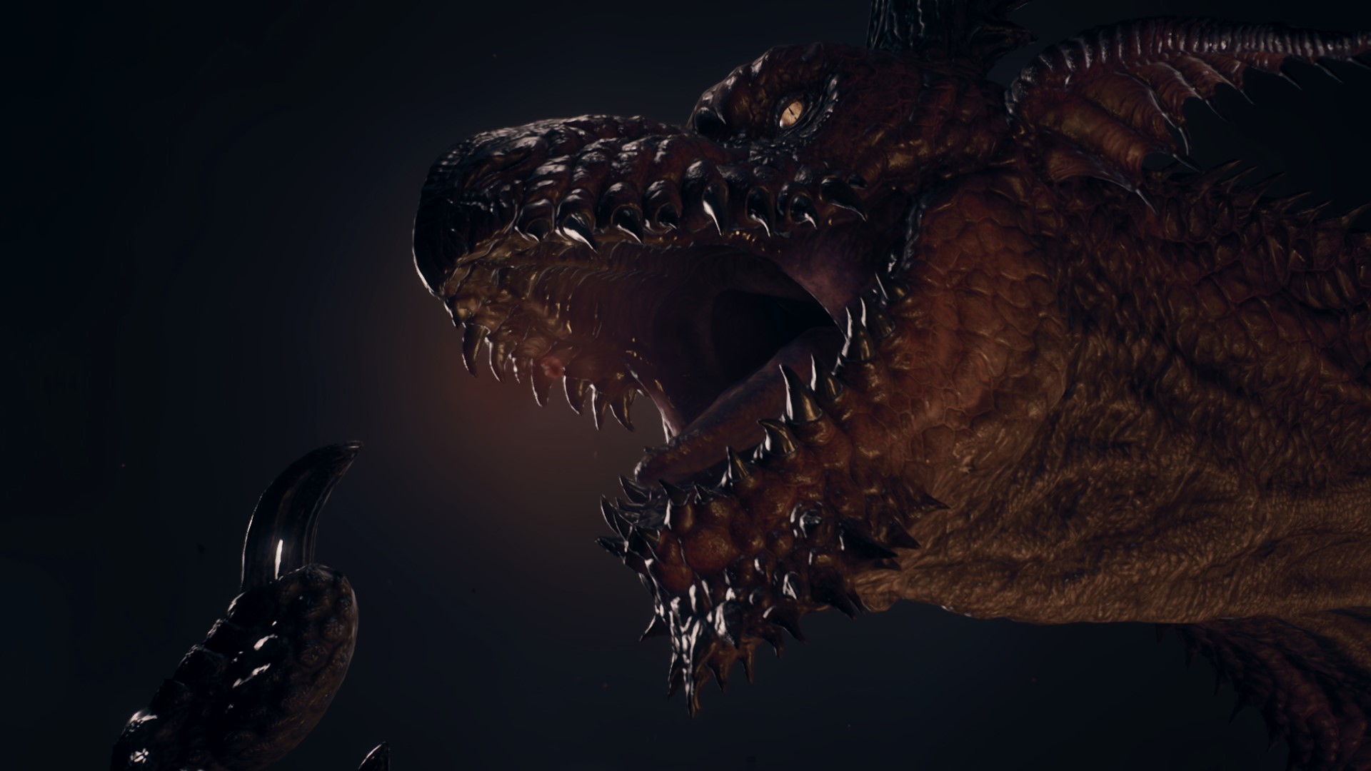 Capture d’écran de Dragon’s Dogma 2: Dark Arisen montrant un dragon brun massif en gros plan, la gueule grande ouverte et les crocs apparents. La scène sombre, éclairée par une faible lumière rougeâtre, met en avant les écailles, les cornes et l’aspect menaçant de la créature.