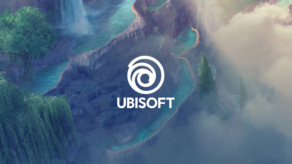 Logo blanc d’Ubisoft au centre d’un paysage fantastique brumeux, composé de falaises verdoyantes, de cours d’eau turquoise, d’arbres et d’une cascade.