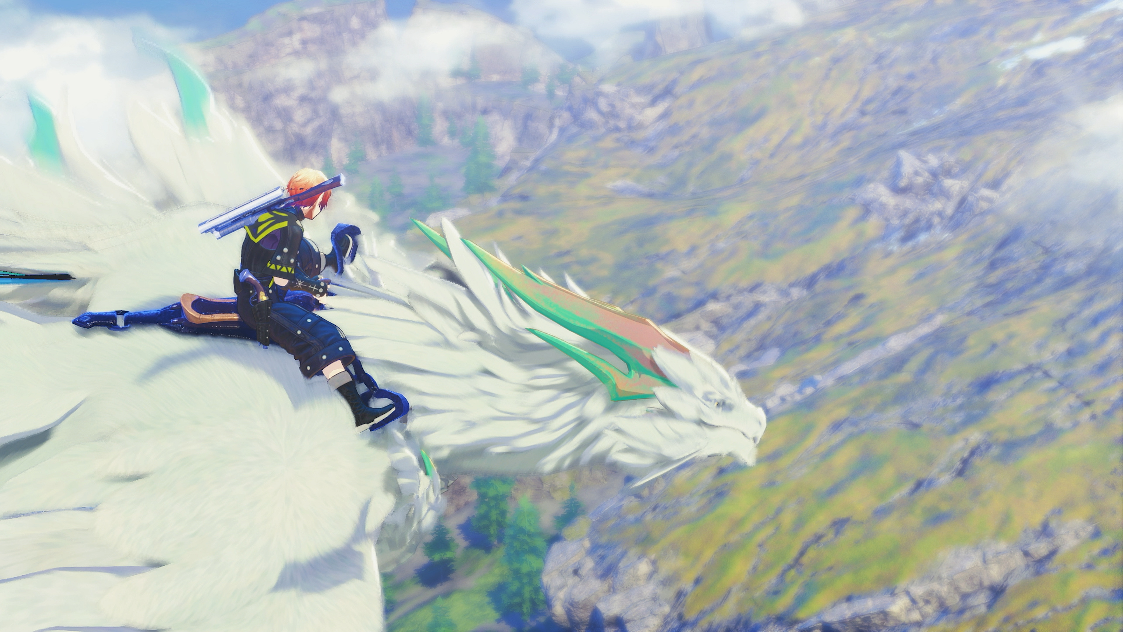Capture d’écran d’un jeu vidéo de style JRPG montrant un personnage blond chevauchant une grande créature blanche ailée, semblable à un dragon, en plein vol. La scène survole un vaste paysage montagneux baigné de lumière, avec des nuages et une forte impression de vitesse et d’aventure.