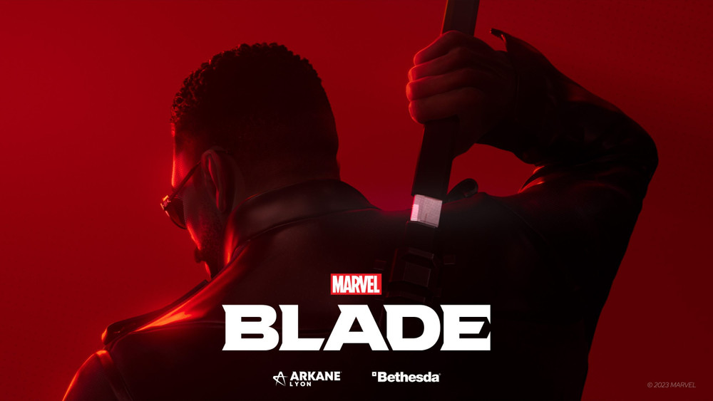 Affiche promotionnelle de Marvel Blade montrant le personnage vu de dos dans une ambiance entièrement rouge. Vêtu d’un long manteau noir et portant des lunettes de soleil, il tient une épée posée sur son épaule. Les logos Marvel, Blade, Arkane Lyon et Bethesda apparaissent au centre et en bas de l’image, dans un style sobre et menaçant évoquant un jeu d’action sombre inspiré du célèbre chasseur de vampires.