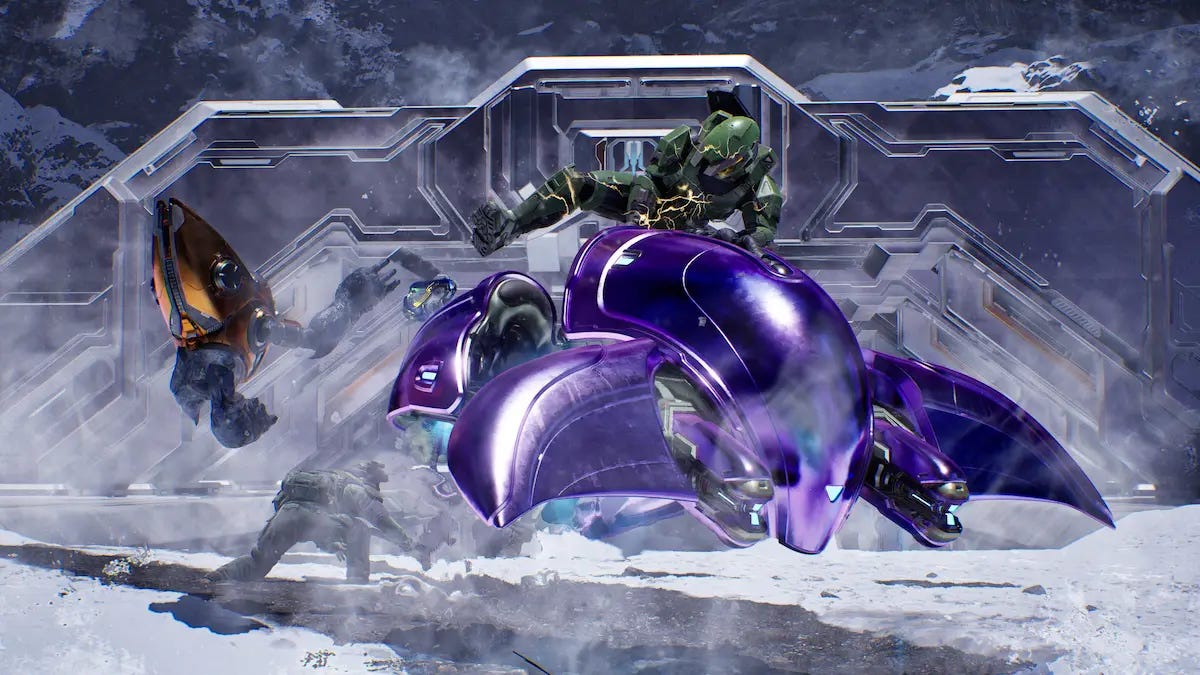 Capture de Halo montrant un Spartan en armure verte bondissant sur un véhicule Covenant violet au milieu d’un affrontement dans un environnement enneigé, devant une imposante structure futuriste.