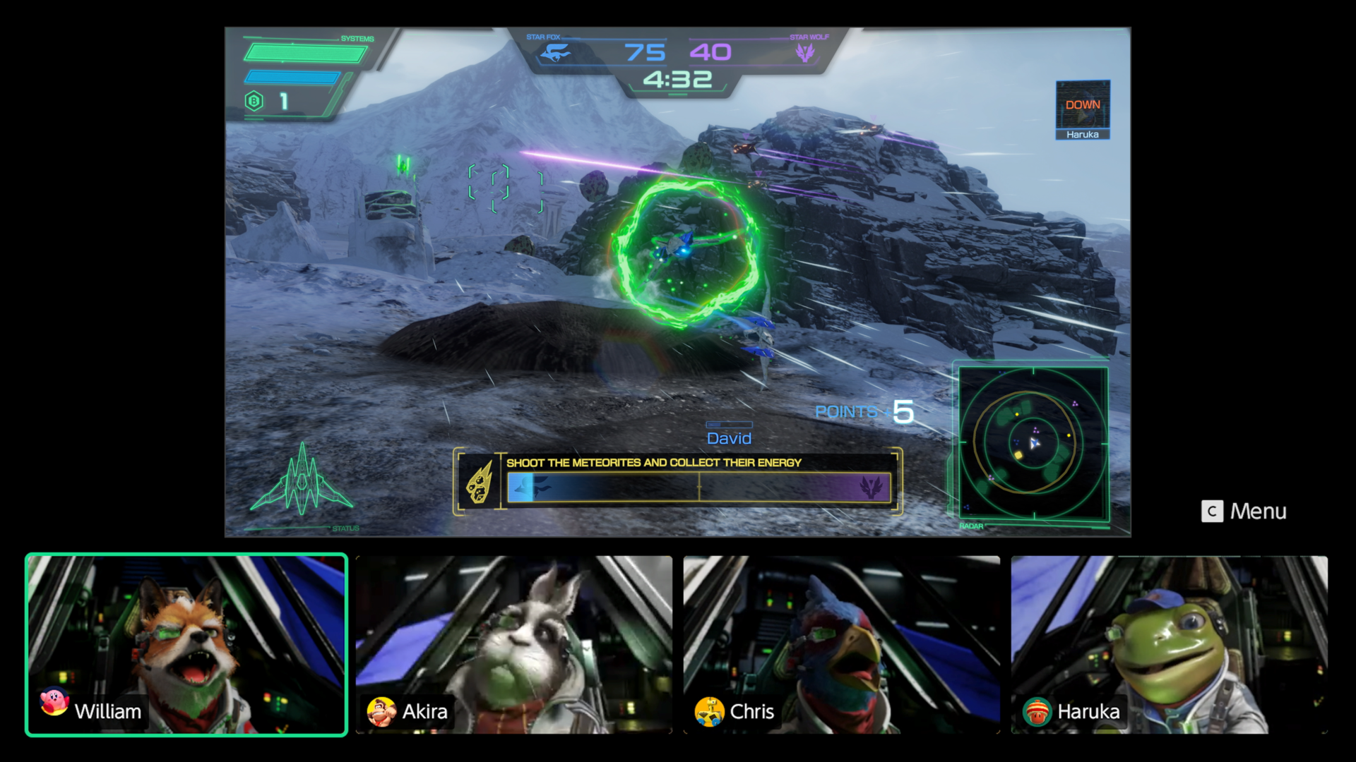 Capture de jeu d’un mode multijoueur de Star Fox montrant un affrontement dans un paysage montagneux enneigé. L’interface affiche le score de Star Fox contre Star Wolf, un chronomètre, un radar et l’objectif « Shoot the meteorites and collect their energy ». En bas de l’écran, les portraits vidéo de quatre joueurs incarnant Fox, Peppy, Falco et Slippy sont affichés avec leurs pseudonymes.