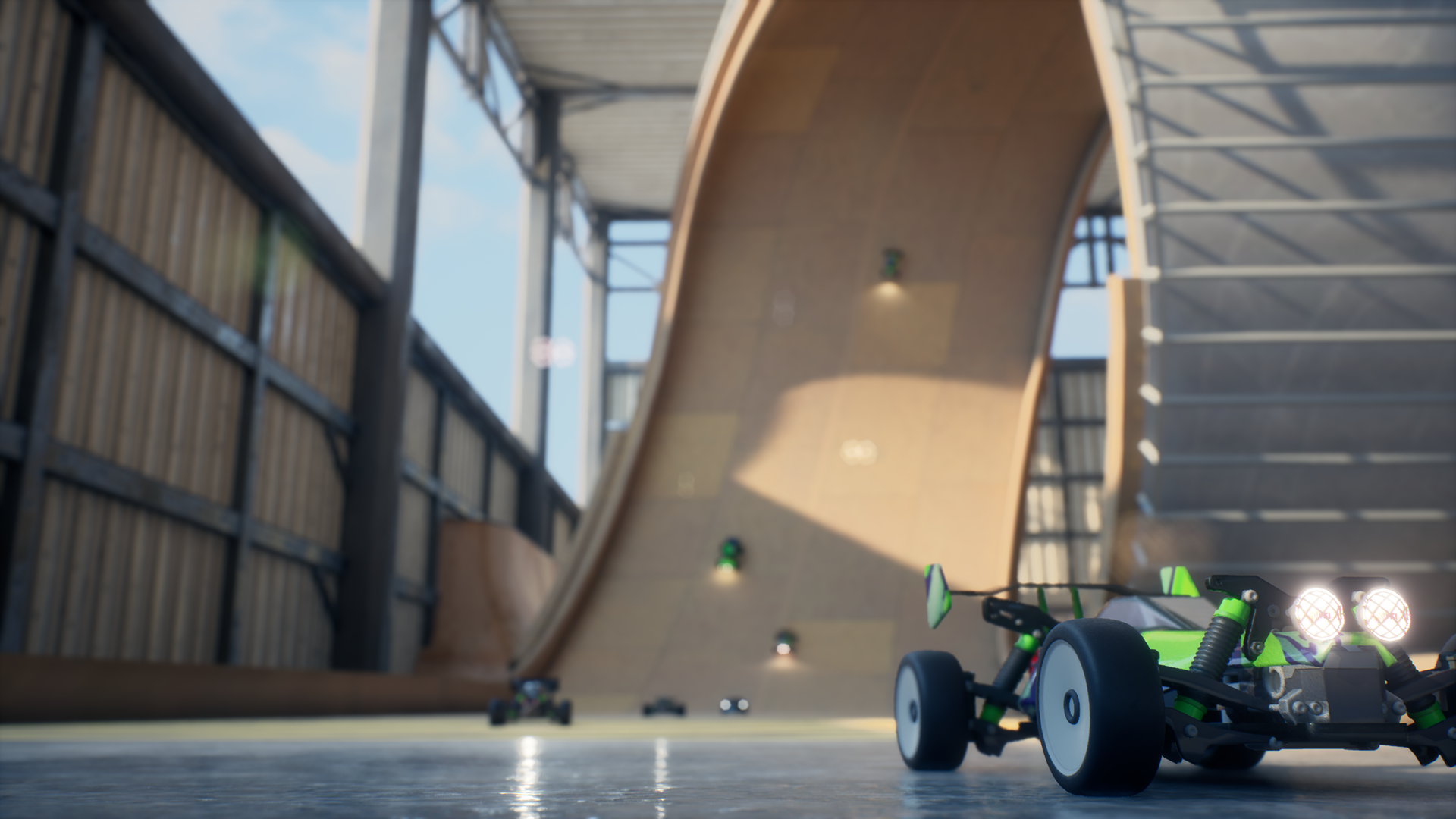 Capture d’écran d’un jeu de course mettant en avant des voitures téléguidées de type buggy. Au premier plan, une voiture verte et noire équipée de phares avant allumés roule sur une piste intérieure brillante, ressemblant à une surface métallique ou vernie. En arrière-plan, plusieurs autres buggys miniatures s’élancent vers une immense rampe verticale en bois, évoquant une structure de skatepark surdimensionnée. Certains véhicules grimpent déjà la paroi abrupte, renforçant l’effet spectaculaire et acrobatique de la scène. L’environnement est partiellement couvert par une charpente métallique avec vue sur le ciel bleu, donnant une impression de grandeur et de réalisme. L’ensemble met en avant la dimension fun, arcade et extrême de ce type de jeu de courses de voitures radiocommandées.