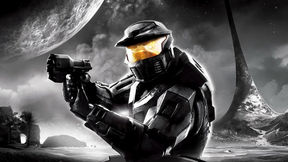 Visuel de Halo montrant un soldat en armure futuriste sombre, visière dorée et pistolet en main, devant un paysage extraterrestre en noir et blanc dominé par une planète et une immense structure annulaire.