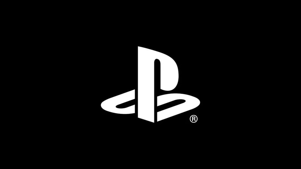 Logo blanc de PlayStation centré sur un fond noir uni, composé des lettres stylisées P et S, avec le symbole de marque déposée à droite.