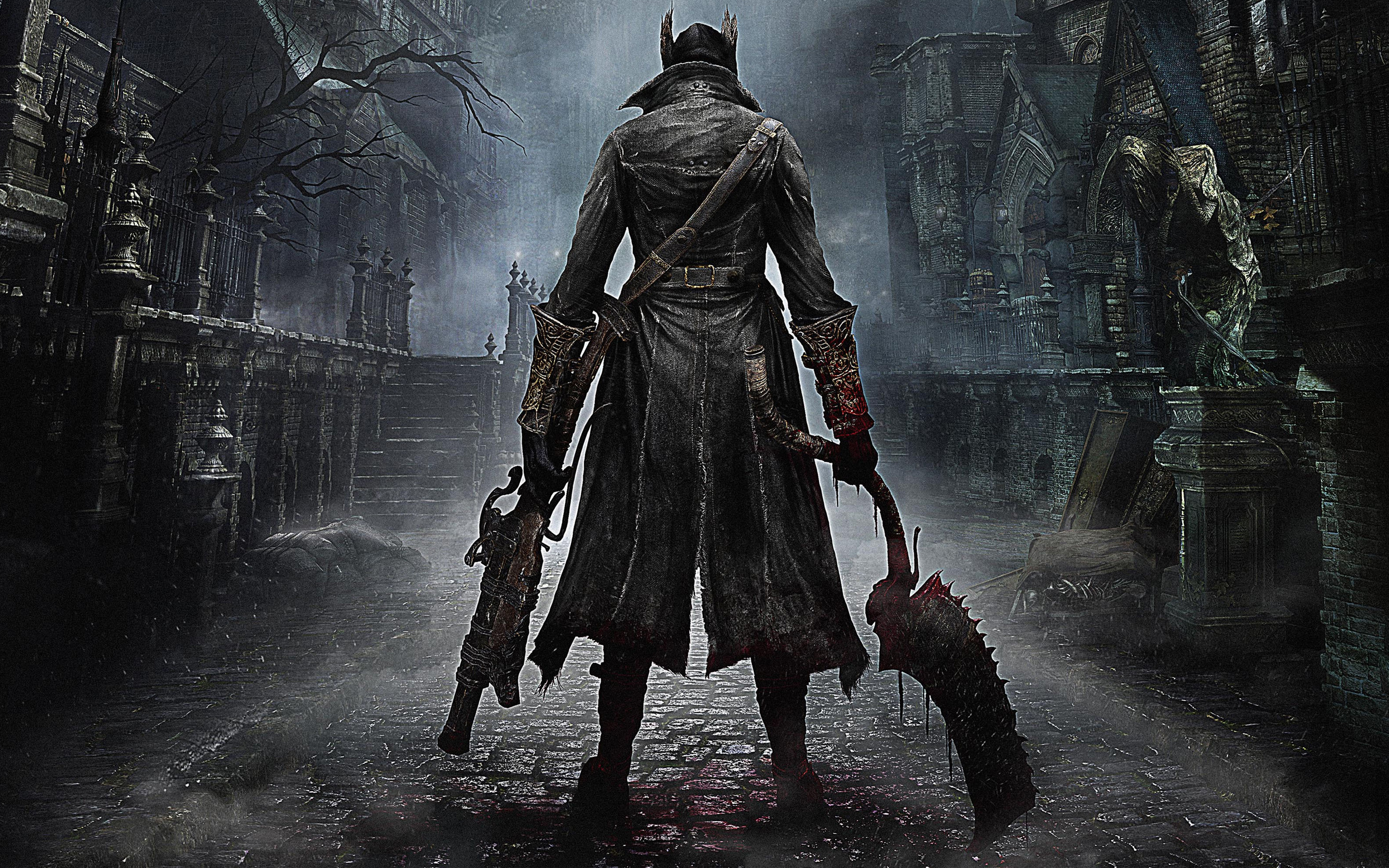 Visuel de Bloodborne : un chasseur vu de dos se tient au milieu d’une rue gothique sombre et brumeuse, vêtu d’un long manteau noir et d’un tricorne. Il tient une arme à feu dans une main et une imposante arme dentelée ensanglantée dans l’autre.