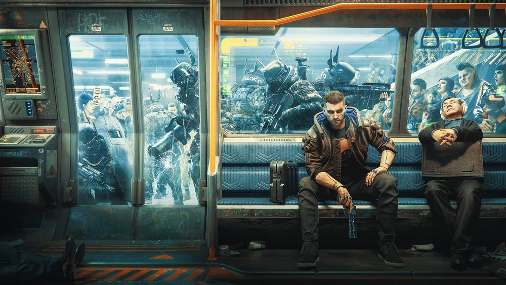 Visuel promotionnel de Cyberpunk 2077 montrant V assis dans une rame de métro futuriste, un pistolet à la main et une valise à ses pieds. Derrière les vitres, des forces de sécurité lourdement armées affrontent une foule de passagers, tandis que des écrans, cartes du réseau et publicités renforcent l’ambiance cyberpunk et la tension de la scène.