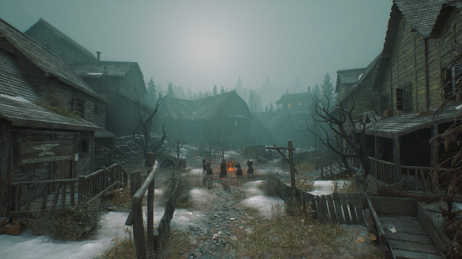 Scène immersive issue d’un jeu vidéo à l’ambiance sombre et médiévale, représentant un village abandonné ou en déclin au cœur d’une forêt hivernale. La rue principale, boueuse et partiellement recouverte de neige fondue, est bordée de maisons en bois délabrées, aux toitures sombres et aux volets cassés. Sur la gauche, une enseigne "Blacksmithing" (forge) est visible au-dessus de la porte d’un bâtiment vétuste. L’environnement est empreint de mélancolie, renforcé par des arbres morts et tordus aux branches dénudées. Cinq silhouettes encapuchonnées se tiennent autour d’un feu de camp central, apportant une touche de chaleur dans cet univers glacé et morne. L’arrière-plan laisse entrevoir les tours floues d’un château ou d’une forteresse noyée dans la brume, accentuant le mystère et la tension dramatique. L’éclairage naturel est diffus et grisâtre, typique d’un climat brumeux ou d’un univers narratif post-apocalyptique, horrifique ou fantastique. Cette image évoque des thématiques de survie, de secrets enfouis et de ruines hantées, typiques des RPG sombres, jeux de survie ou expériences narratives à ambiance gothique.