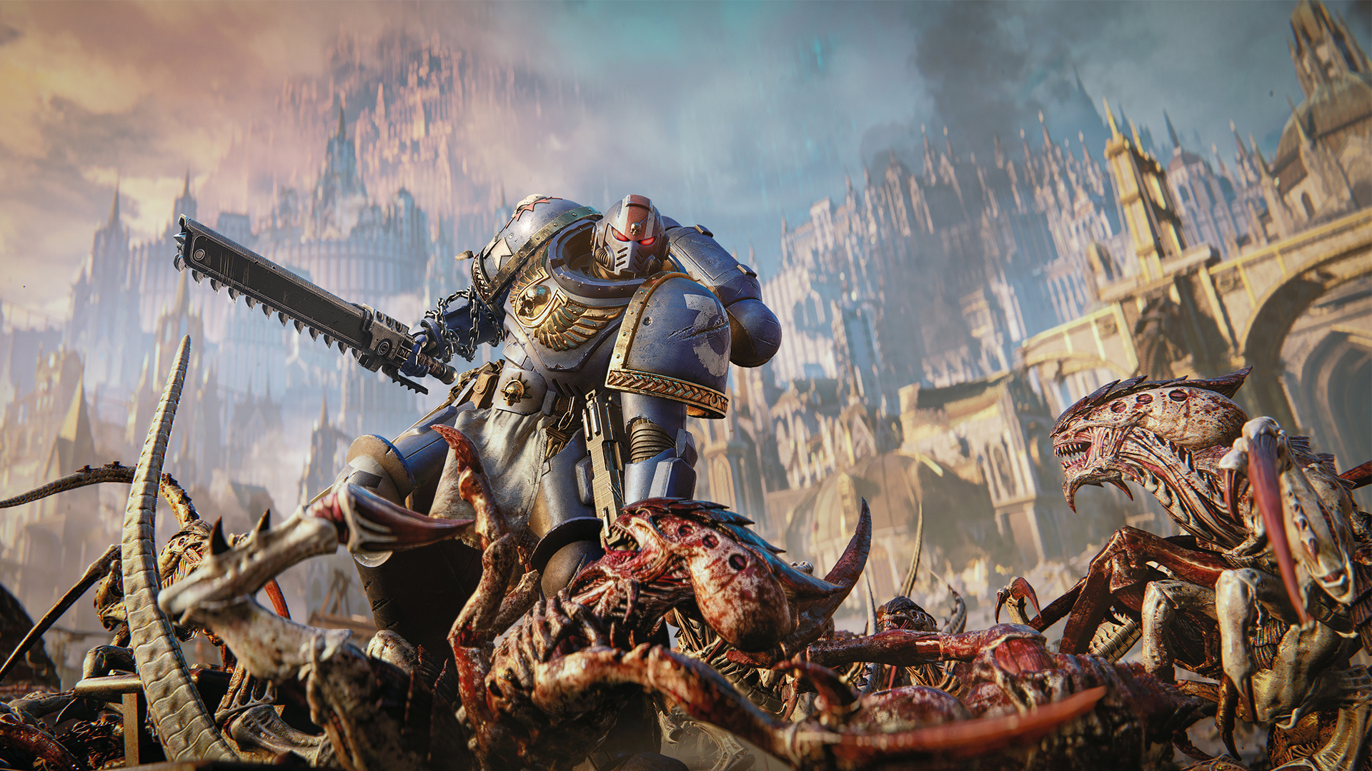 Capture d’écran de Warhammer 40,000: Space Marine 2 montrant un Space Marine en armure bleue brandissant une épée-tronçonneuse au milieu d’un essaim de créatures extraterrestres. En arrière-plan, une immense cité gothique ravagée par la guerre renforce l’ambiance épique, sombre et chaotique du combat.