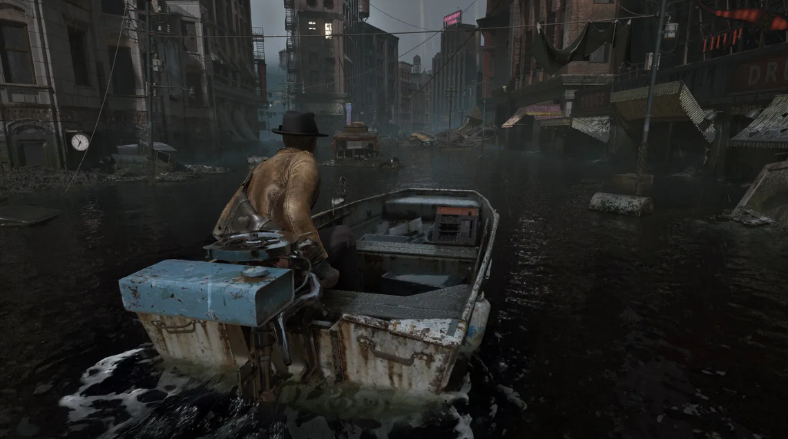 Capture de gameplay montrant un homme en manteau de cuir et chapeau pilotant un petit bateau à moteur dans les rues inondées d’une ville sombre et délabrée, entre bâtiments abandonnés, véhicules et débris partiellement submergés.
