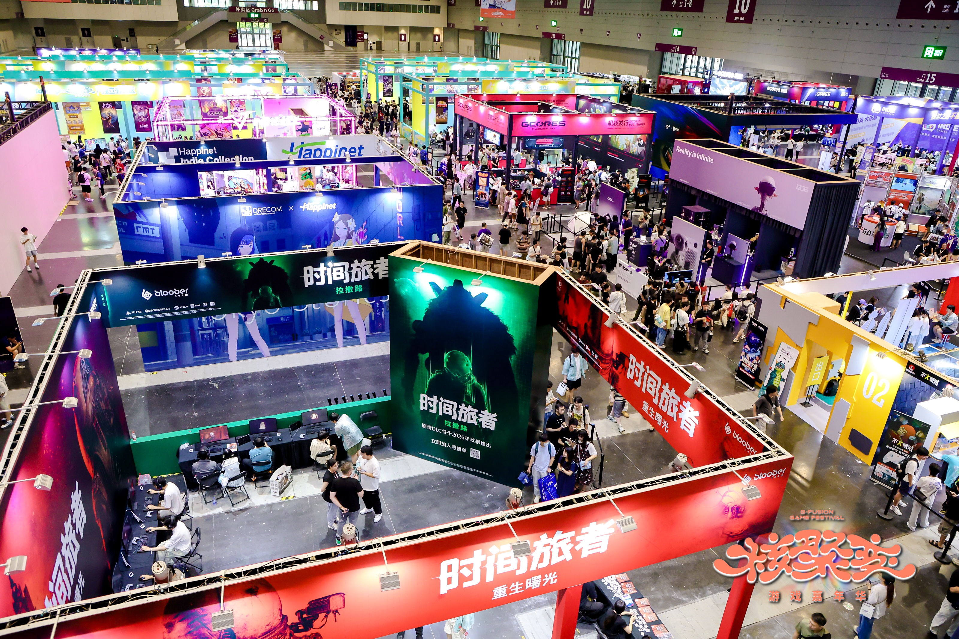 Photographie en hauteur d’un vaste salon du jeu vidéo dans un centre d’exposition, avec de nombreux stands colorés, allées fréquentées et visiteurs testant des jeux. Plusieurs enseignes en chinois, ainsi que des espaces dédiés à des éditeurs et à des jeux indépendants, sont visibles, tandis que le logo du festival apparaît en bas à droite de l’image.