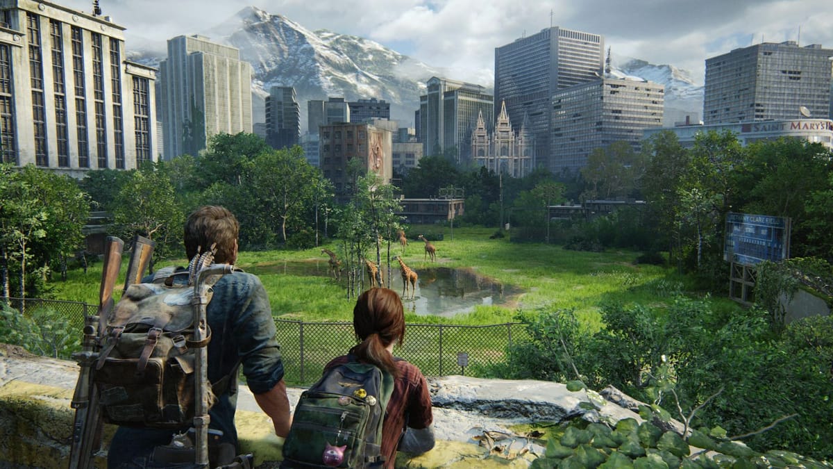 Scène emblématique du jeu vidéo The Last of Us, représentant les personnages principaux Joel et Ellie observant un troupeau de girafes dans une ville post-apocalyptique envahie par la végétation. Au premier plan, Joel, vu de dos, porte un sac à dos usé et deux fusils attachés ; à ses côtés, Ellie, également de dos, appuyée sur un rebord de béton, porte un sac vert avec des badges accrochés, dont un en forme de chat rose. Ils regardent ensemble un ancien terrain de sport transformé en clairière verdoyante, où plusieurs girafes se déplacent paisiblement près d'une flaque d’eau. L’arrière-plan révèle une ville en ruines, avec de hauts immeubles modernes et anciens partiellement effondrés, envahis par la végétation. Les montagnes enneigées visibles au loin contrastent avec la densité urbaine, soulignant la beauté retrouvée d’un monde abandonné par l’humanité. Cette scène, empreinte de calme et d’émerveillement, offre un rare moment de poésie dans un univers souvent brutal, symbolisant l’espoir et l’innocence dans un monde dévasté par une pandémie fictive.