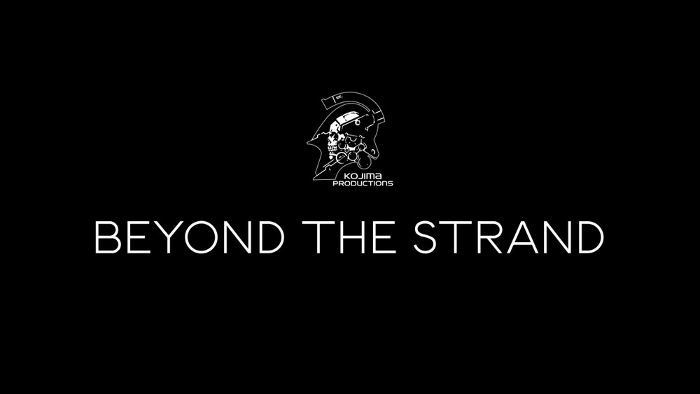 Écran promotionnel minimaliste sur fond noir présentant le logo de Kojima Productions et le titre BEYOND THE STRAND. Au centre supérieur, le logo du studio représente un casque spatial futuriste de profil, orné de détails mécaniques et squelettiques, avec l’inscription « KOJIMA PRODUCTIONS » en blanc. En dessous, le texte « BEYOND THE STRAND » apparaît en lettres capitales blanches, dans une typographie fine et élégante. L’ensemble évoque une annonce officielle, possiblement liée à un nouveau projet vidéoludique ou narratif du studio d’Hideo Kojima, dans la continuité de l’univers de Death Stranding.