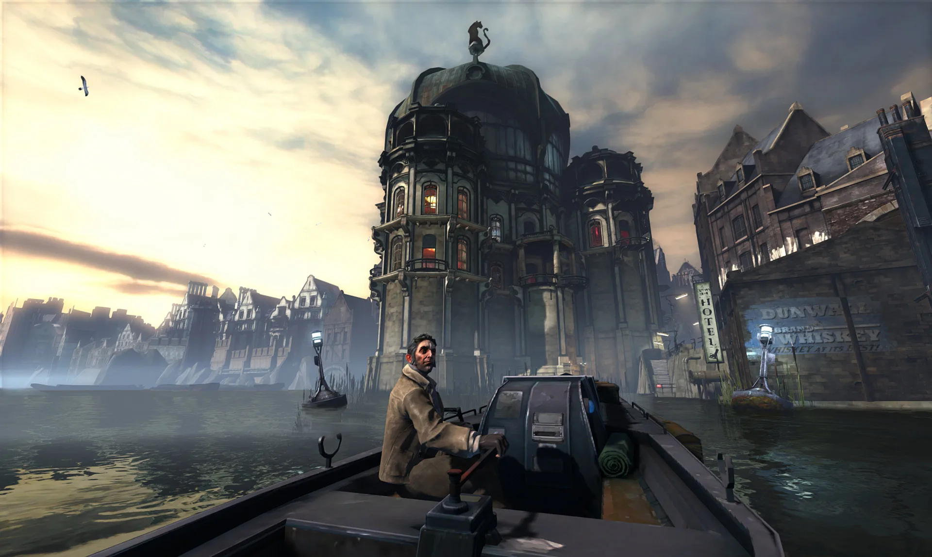 Scène tirée du jeu vidéo Dishonored, représentant un personnage masculin au regard sérieux manœuvrant une petite embarcation motorisée sur un canal brumeux. Il porte un manteau beige et se retourne pour observer l’arrière du bateau, tandis que l’environnement urbain, inspiré d’une esthétique steampunk victorienne, s’impose en toile de fond. Au centre, un imposant bâtiment à l’architecture baroque domine le décor, avec de grandes fenêtres illuminées de rouge et une statue de rat géant trônant sur son dôme. Sur la droite, une vieille enseigne annonce "Dunwall Brand Whiskey", confirmant que la scène se déroule dans la ville fictive de Dunwall. Des lampadaires à la forme particulière longent les quais, et une légère brume flotte au-dessus de l’eau, renforçant l’atmosphère mystérieuse et dystopique du jeu. À gauche, on devine une silhouette de ville en ruine ou abandonnée, plongée dans une lumière crépusculaire qui teinte le ciel de tons jaunes et bleus. Cette scène évoque l’ambiance sombre, corrompue et intrigante caractéristique de Dishonored, où se mêlent infiltration, tension et esthétique rétro-futuriste.