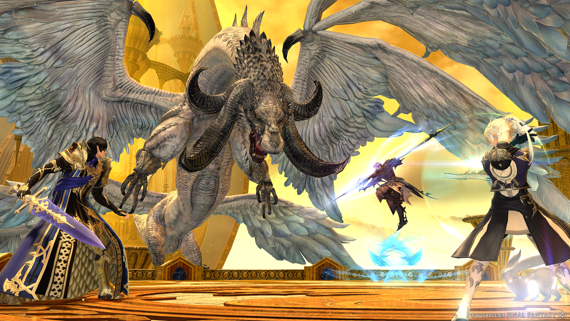 Capture d’écran de Final Fantasy XIV Online montrant trois aventuriers affrontant une immense créature ailée à cornes dans une arène dorée. Des attaques lumineuses et des lames magiques entourent le monstre, tandis que le ciel jaune et l’architecture fantastique renforcent l’ambiance de combat de boss épique.