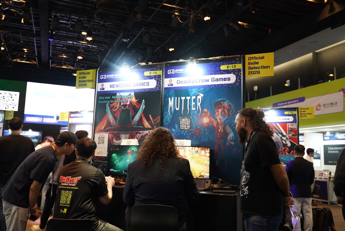 Stand de jeux indépendants au GAME AiCON Seoul 2026, avec des visiteurs testant des titres sur écran. Les panneaux « Official Indie Selection 2026 » encadrent les stands Newcore Games et DeadlyCrow Games, dont le jeu « Mutter » est affiché avec un visuel sombre et stylisé.