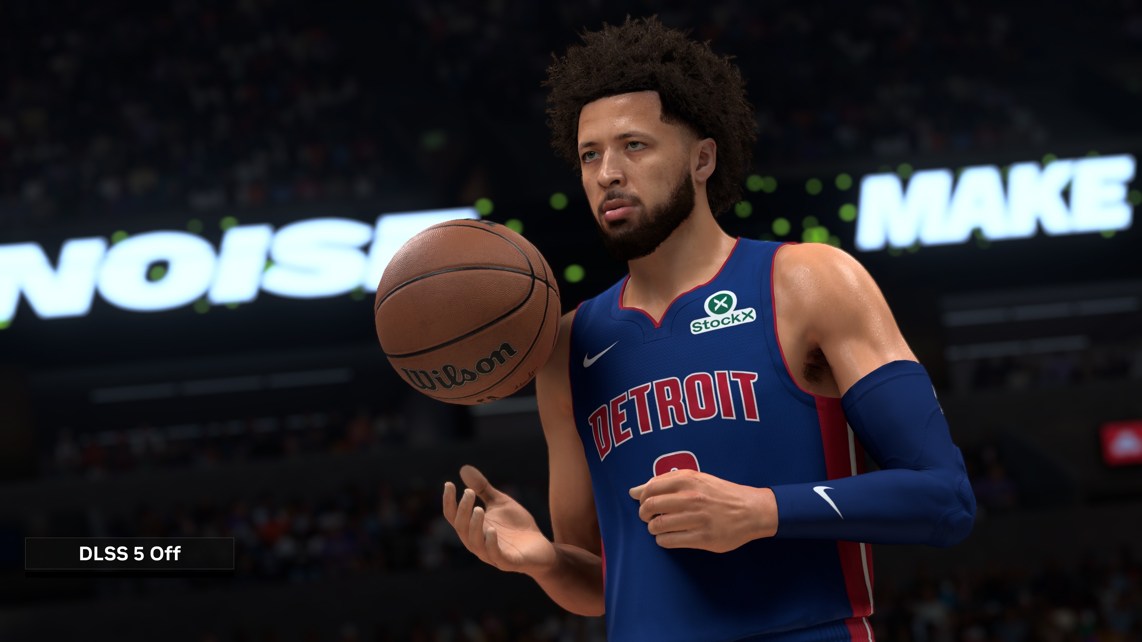 Comparaison graphique de NBA 2K27 montrant le même joueur de Detroit avec un ballon sur le terrain : à gauche, DLSS 5 désactivé, et à droite, DLSS 5 activé. Les deux captures mettent en avant le rendu du joueur, de son maillot et de l’éclairage.