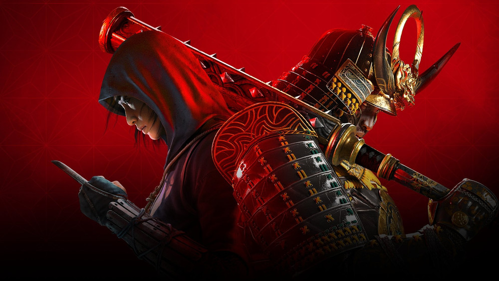 Illustration cinématique représentant deux guerriers dos à dos, symbolisant l'affrontement ou la dualité dans un jeu vidéo d’action-aventure se déroulant dans un univers inspiré du Japon féodal. À gauche, un personnage au look furtif, possiblement un ninja, porte une capuche rouge sombre et une tenue discrète adaptée à l’infiltration. Il tient un kunai (poignard japonais) dans sa main droite et affiche une expression concentrée, les yeux baissés. Son apparence évoque la discrétion, l'agilité et l'assassinat silencieux. À droite, un imposant samouraï en armure traditionnelle, richement décorée de dorures, de motifs rouges et noirs, regarde vers le sol, l'air grave et prêt à combattre. Il est équipé d’un kabuto (casque orné de cornes dorées) et tient son katana dans une posture symbolique de respect ou de défi. L’armure présente un niveau de détail élevé, avec des plaques protectrices, des motifs floraux et des symboles culturels japonais. L’arrière-plan rouge vif, avec des motifs géométriques subtils, accentue la tension dramatique de la scène. Le contraste entre l’ombre et la lumière, ainsi que la posture opposée des deux personnages, suggère une narration centrée sur le conflit entre tradition et rébellion, honneur et discrétion, ou peut-être l’union forcée de deux styles de combat opposés. Cette image très stylisée est typique d’une promotion de jeu AAA centré sur le Japon médiéval, dans la lignée de titres comme Assassin’s Creed Shadows ou Ghost of Tsushima.