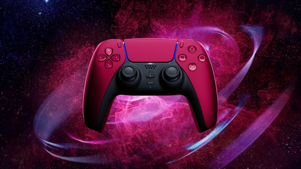 Manette sans fil DualSense de PlayStation, rose et noire, vue de face au centre d’un décor spatial aux teintes roses et violettes, avec nébuleuses, étoiles et traînées lumineuses.