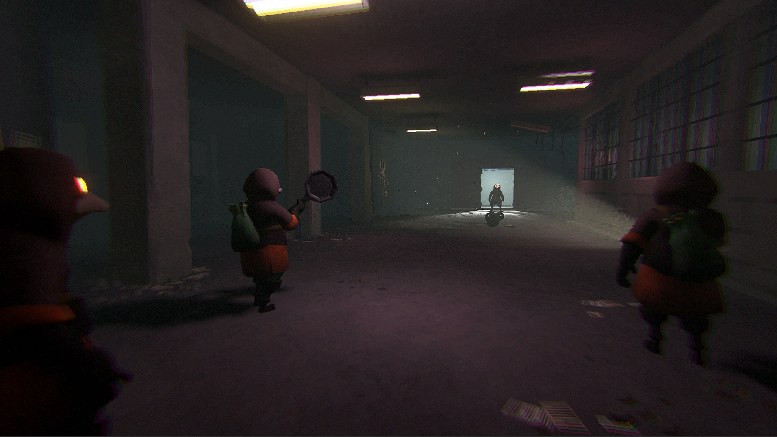 Capture d’écran de MIMESIS montrant trois personnages encapuchonnés aux yeux lumineux avançant dans un vaste bâtiment industriel sombre. L’un tient une poêle comme arme tandis qu’une silhouette solitaire apparaît dans l’encadrement d’une porte éclairée au fond du couloir, renforçant l’atmosphère oppressante de ce jeu de survie horrifique.