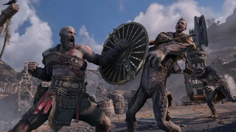 Scène de combat intense issue du jeu vidéo God of War Ragnarök, mettant en avant le personnage principal, Kratos, en pleine action. Torse nu et vêtu de son armure caractéristique, Kratos pousse un cri de guerre en frappant violemment un ennemi humanoïde reptilien à l'aide de son bouclier rond renforcé, le repoussant avec une force brutale. L’adversaire, projeté en arrière, grimace de douleur, son corps arqué sous l’impact. À droite, une autre créature ennemie, semblable à un loup humanoïde, s’élance vers Kratos, prête à l’attaquer. En arrière-plan, on distingue une zone montagneuse et désolée, parsemée de structures nordiques et de ruines métalliques, sous un ciel nuageux. L’atmosphère épique et dramatique illustre parfaitement l’univers brutal et mythologique du jeu, centré sur la vengeance, la survie et les affrontements titanesques contre des créatures surnaturelles.