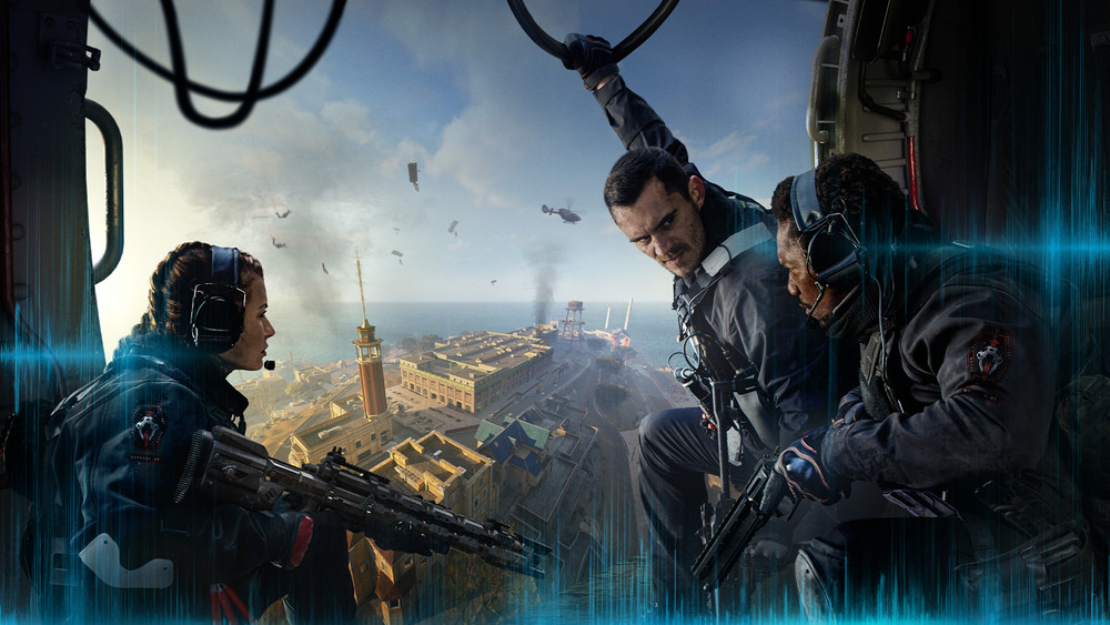 Illustration réaliste issue d’un jeu vidéo de tir à la première personne, représentant trois soldats d’élite à l’intérieur d’un hélicoptère militaire en plein vol, survolant une ville côtière fortement endommagée. Les personnages, équipés de casques avec micro, de gilets pare-balles et d’armes automatiques, semblent se préparer à une opération d'infiltration. L’un d’eux s’accroche à une corde, prêt à descendre. En arrière-plan, une vaste étendue urbaine bordée par la mer est visible, avec des bâtiments détruits, de la fumée s’élevant dans le ciel et des parachutistes en cours de déploiement. L’éclairage vif et les effets graphiques suggèrent une scène d’action intense, probablement tirée d’un mode multijoueur ou d’une mission scénarisée dans un jeu de type Call of Duty.