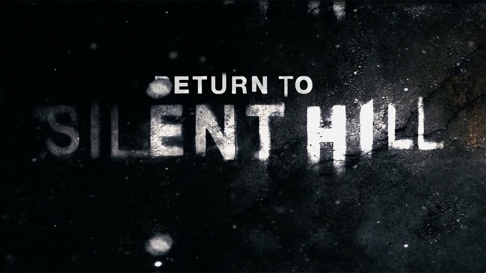 Affiche promotionnelle sombre et inquiétante pour Return to Silent Hill. Le visuel présente un fond granuleux noir et gris, évoquant la saleté, la poussière et une ambiance oppressante. Au centre, le titre apparaît en lettres capitales blanches : « RETURN TO SILENT HILL ». Le mot Silent Hill est écrit dans une typographie usée et dégradée, renforçant l’atmosphère de terreur psychologique et de mystère propre à la célèbre franchise de survival horror. La texture de l’image, mêlant ombres, craquelures et éclats lumineux, suggère une esthétique cauchemardesque et dérangeante fidèle à l’univers du jeu et de ses adaptations cinématographiques.